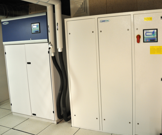 Armoires de climatisation dans la salle 1222-SS-13 au LPNHE