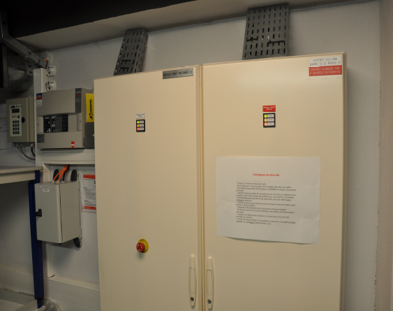 Armoires électriques dans la salle 1222-SS-13 au LPNHE